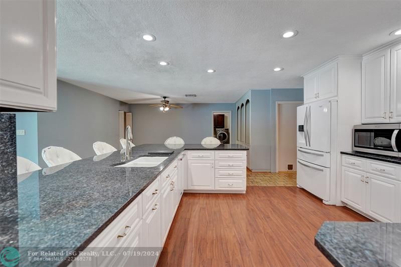 Spacious family kitchen for entertaining!