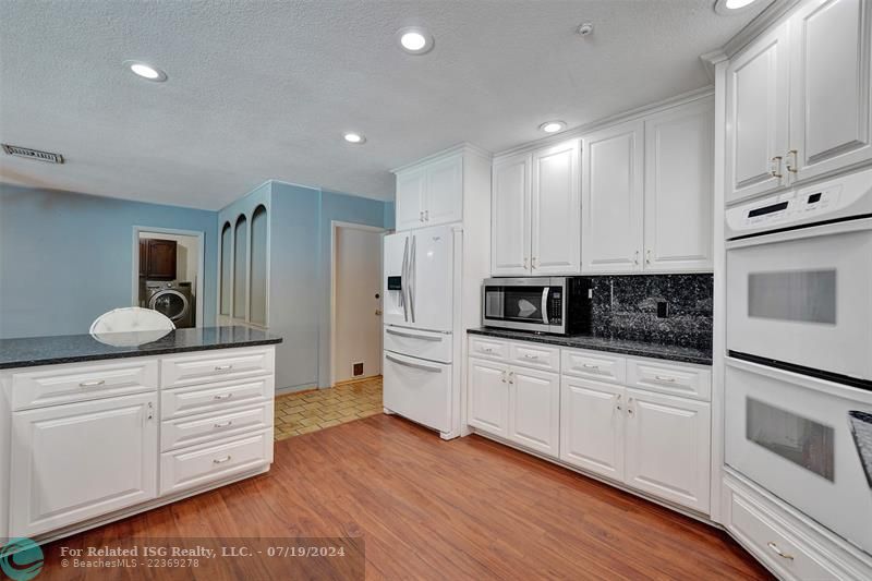 Spacious family kitchen for entertaining!