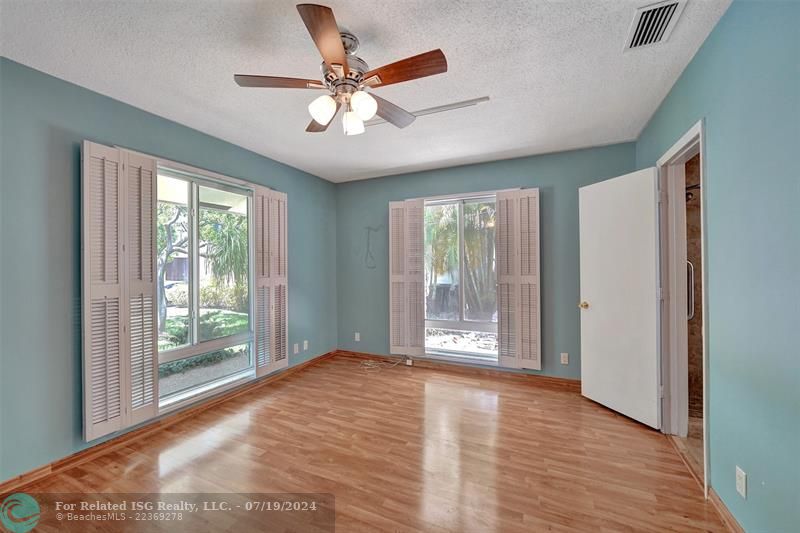 Spacious family kitchen for entertaining!