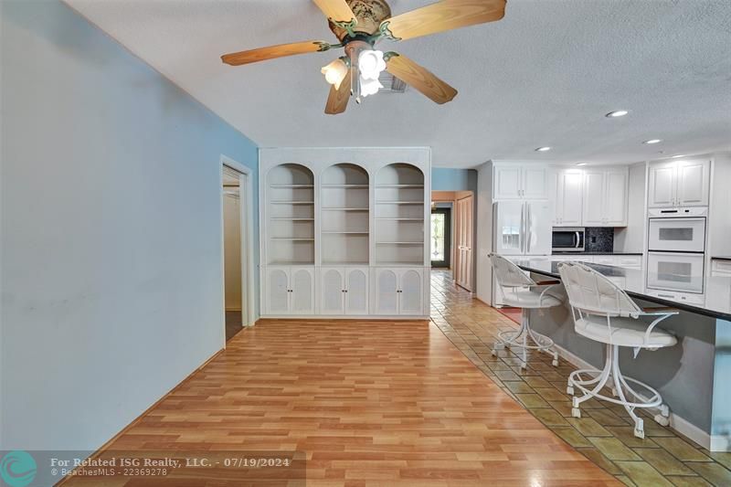 Spacious family kitchen for entertaining!