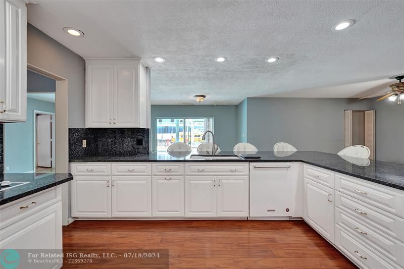 Spacious family kitchen for entertaining!