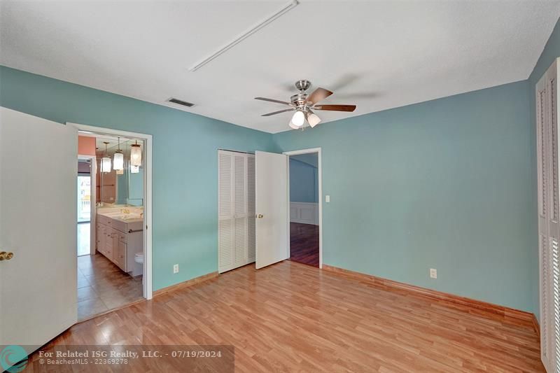 Spacious family kitchen for entertaining!