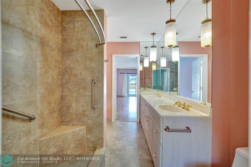 Spacious family kitchen for entertaining!