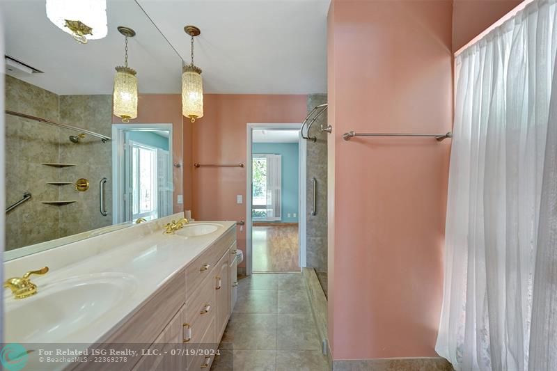 Spacious family kitchen for entertaining!