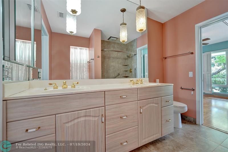 Spacious family kitchen for entertaining!