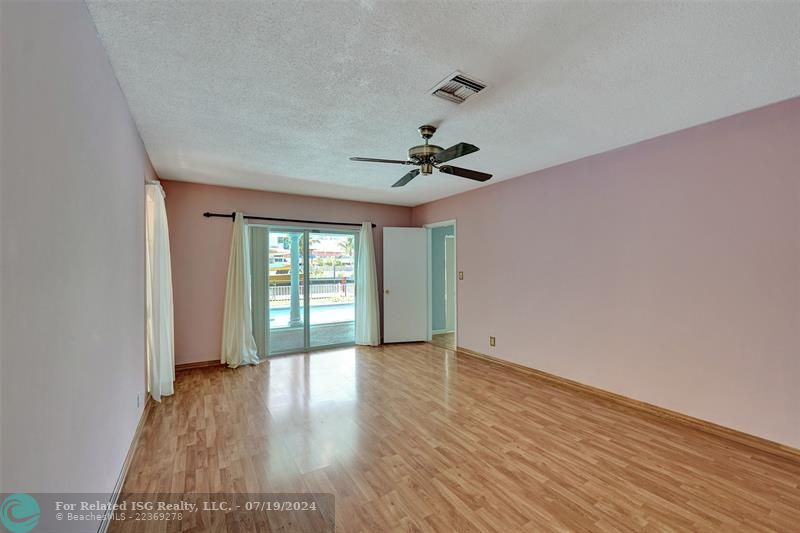 Spacious family kitchen for entertaining!