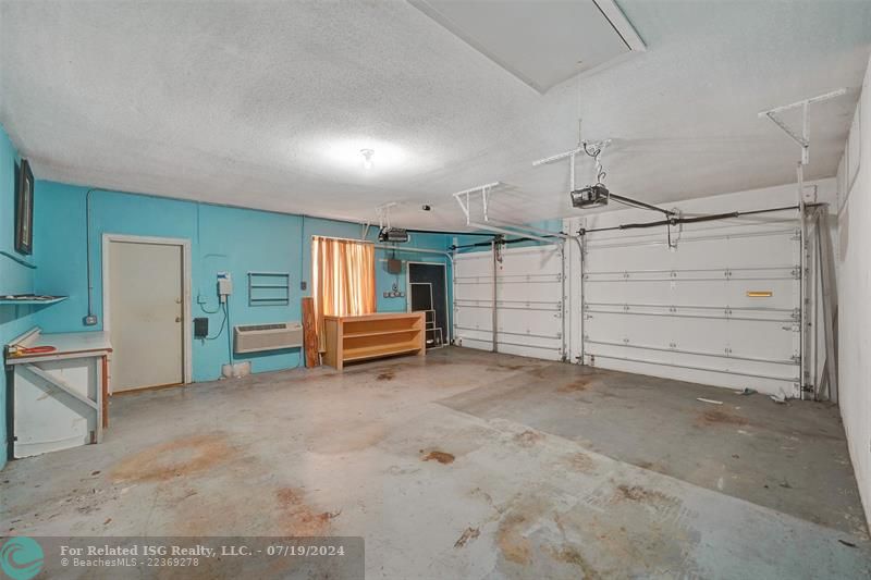 Spacious family kitchen for entertaining!