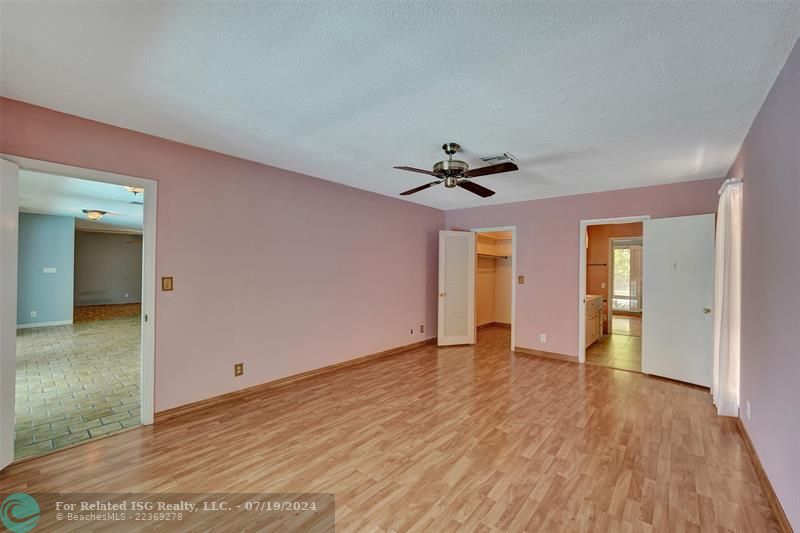 Spacious family kitchen for entertaining!