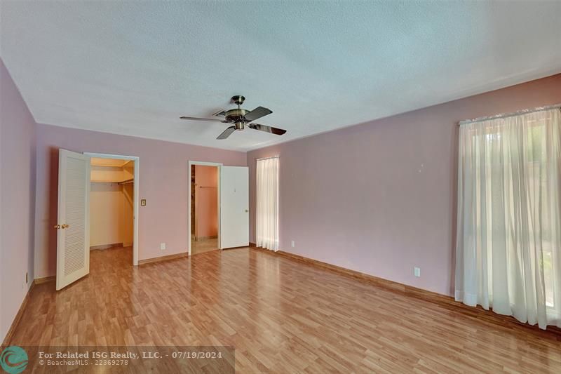 Spacious family kitchen for entertaining!