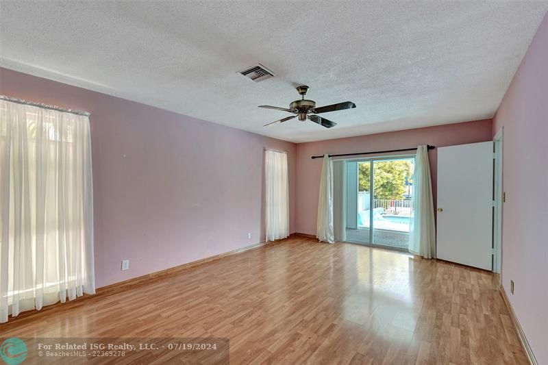 Spacious family kitchen for entertaining!