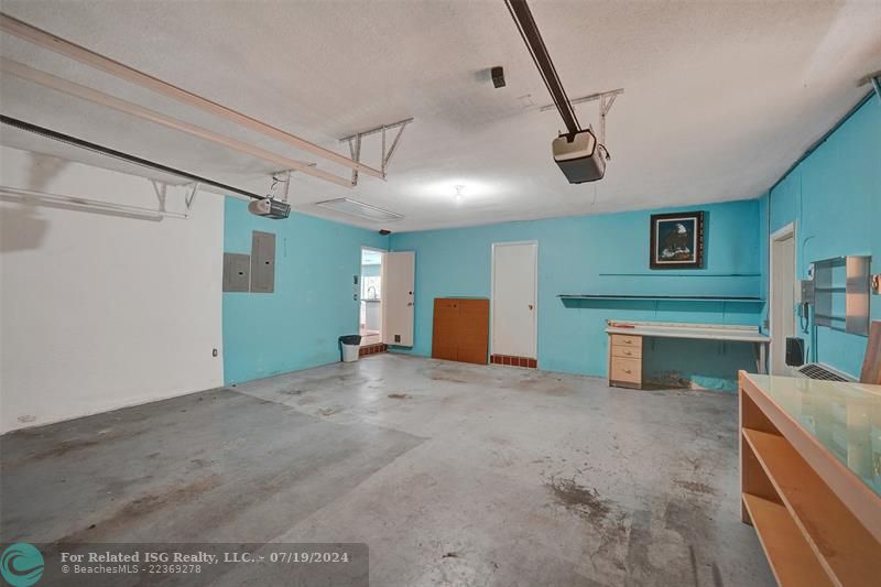 Spacious family kitchen for entertaining!