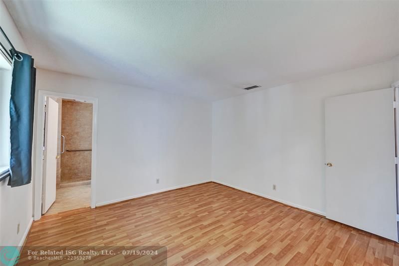 Spacious family kitchen for entertaining!