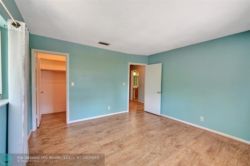 Spacious family kitchen for entertaining!