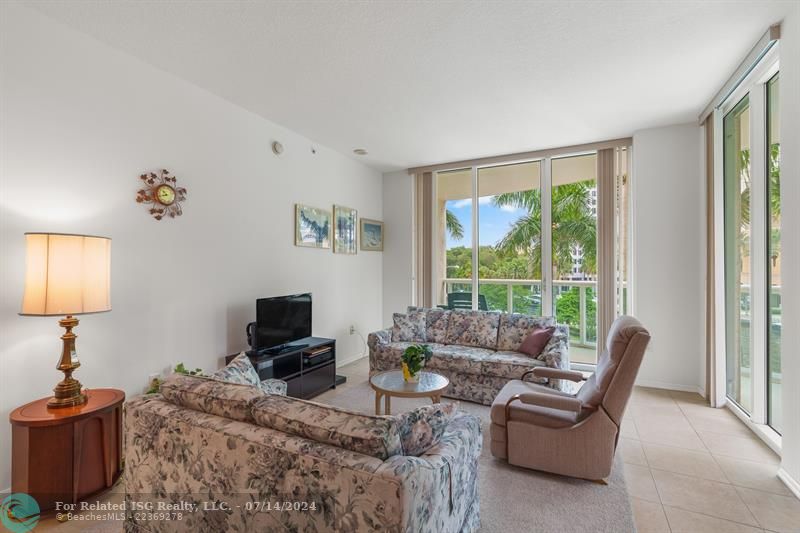 Spacious eat-in kitchen with access to the balcony