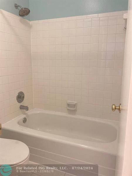 Bathtub w/shower