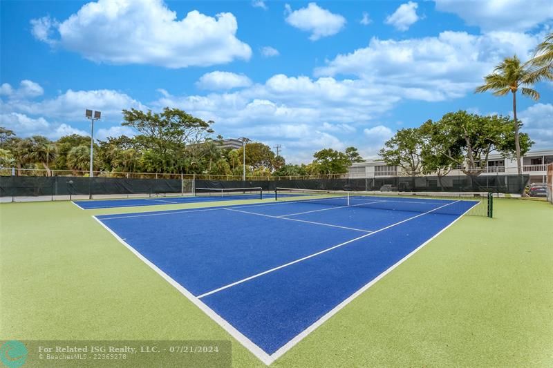 6 Tennis/Pickleball courts