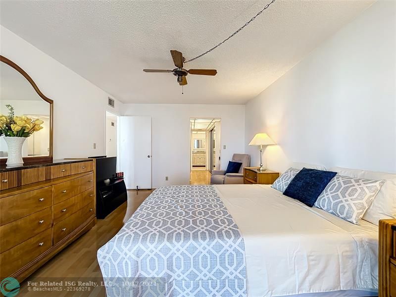 Spacious room with ceiling fan