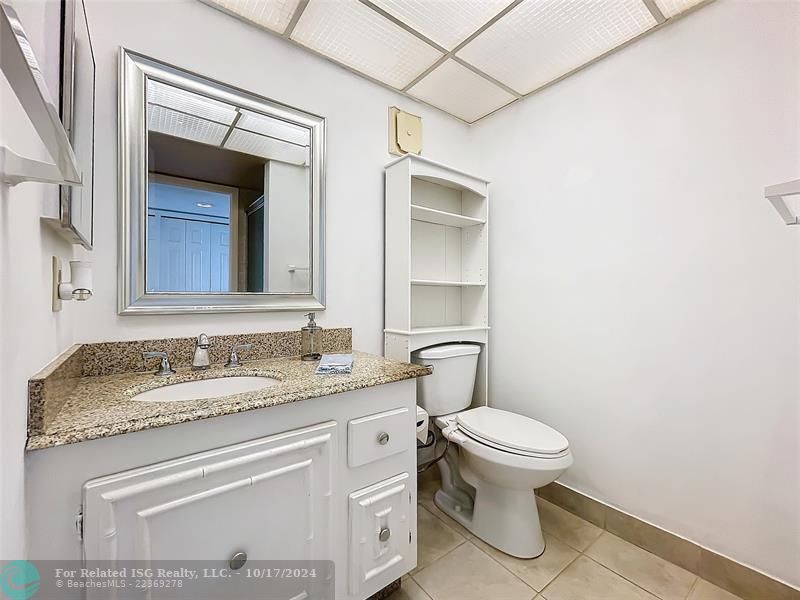 Second bathroom with shower for guest