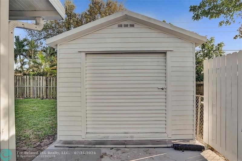 SHED WITH TWO POINTS OF ENTRY