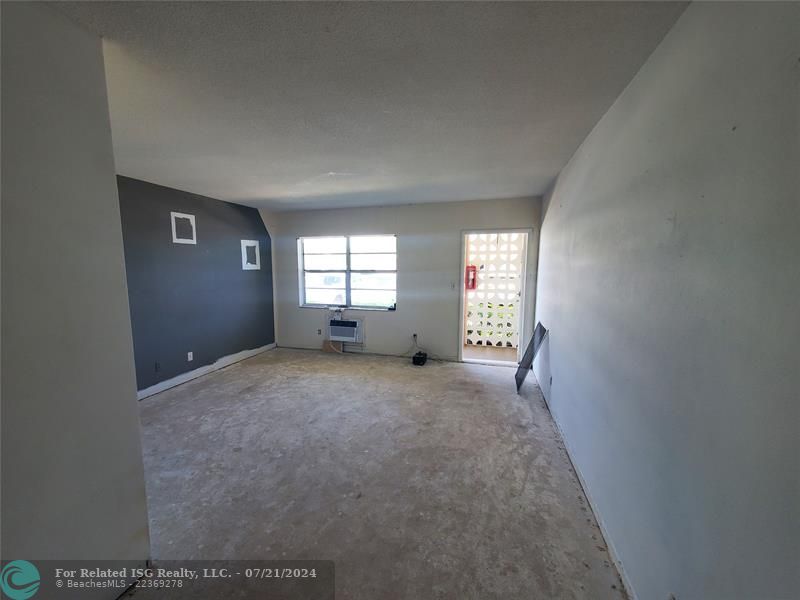 Spacious living room