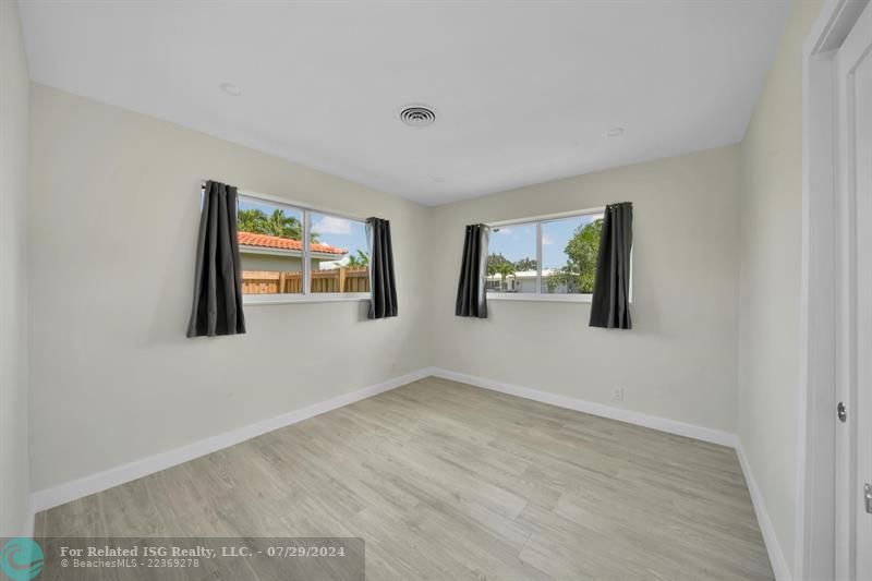 Guest room, bright and sunny.