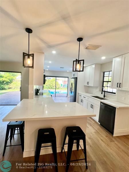 Kitchen with breakfast counter