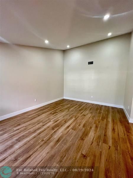 Volume ceiling in the living room.