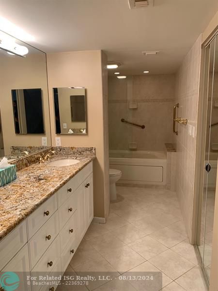 Master bath w/ Jacuzzi Tub