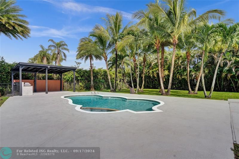 HUGE POOL AND PATIO WITH BAR-B-QUE