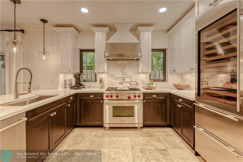 Large Elegant Kitchen