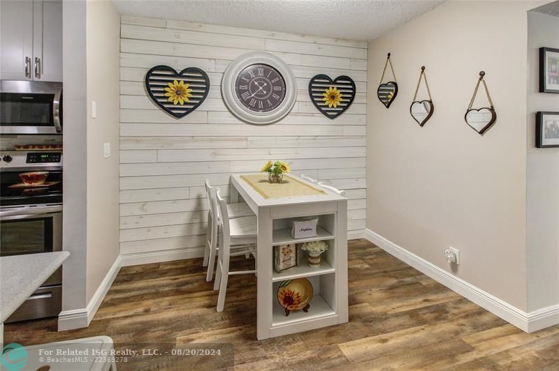 Cabinets with plenty of room and pull out shelves