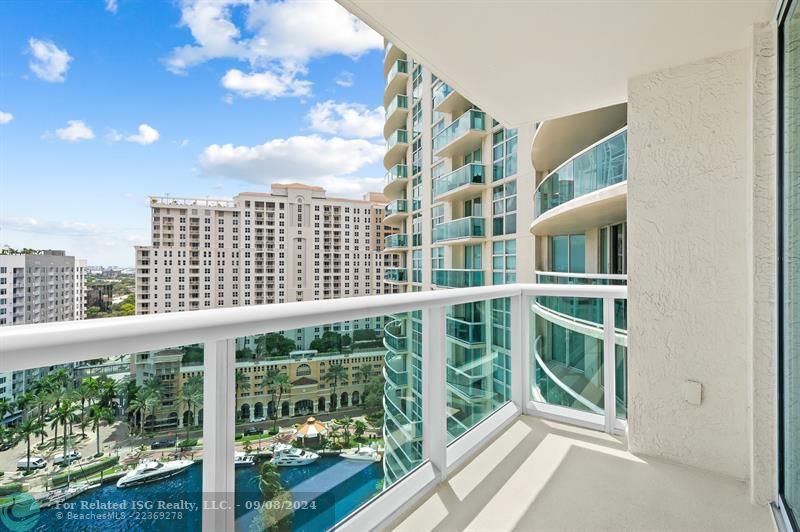 Spacious glass terrace with fantastice views!