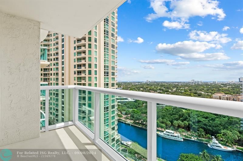 Spacious glass terrace with fantastice views!