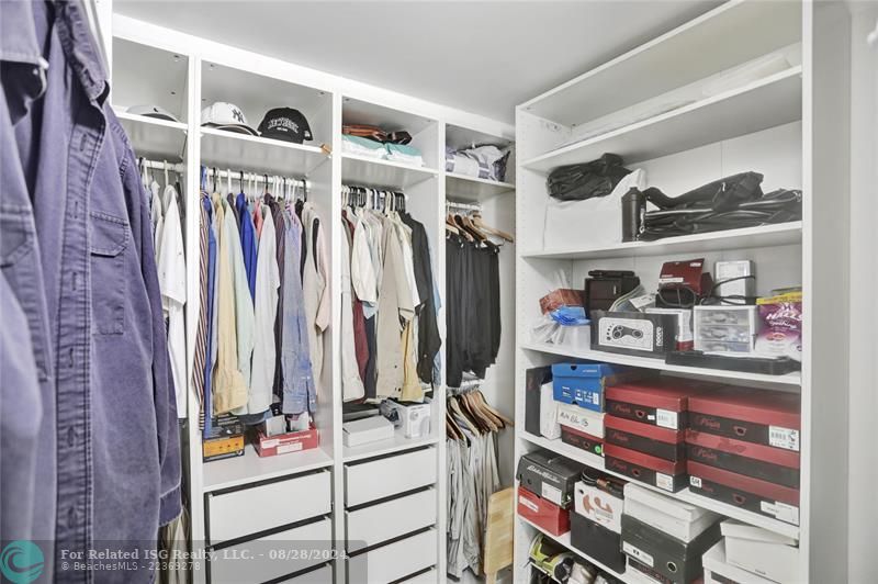 MASTER WALK IN CLOSET