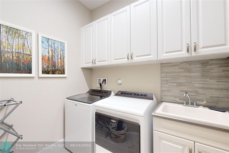 Laundry room w utility sink