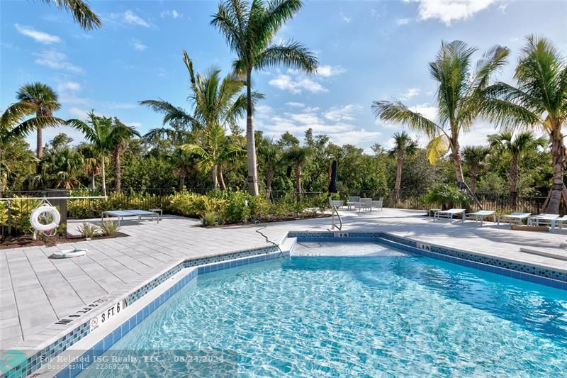 Community pool & hot tub