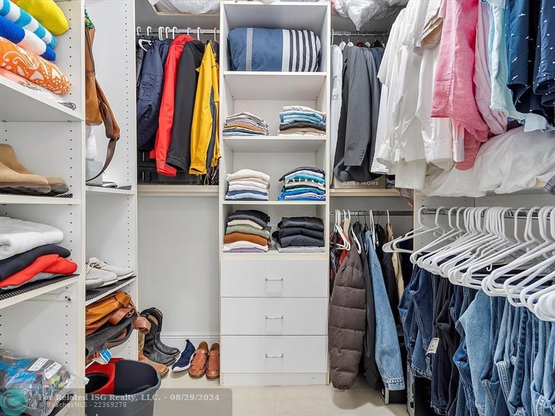 WALK-IN-CLOSET