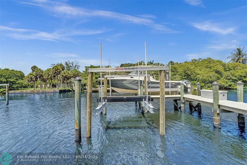 Brand new Hurricane Cat 5 16k boat lift.