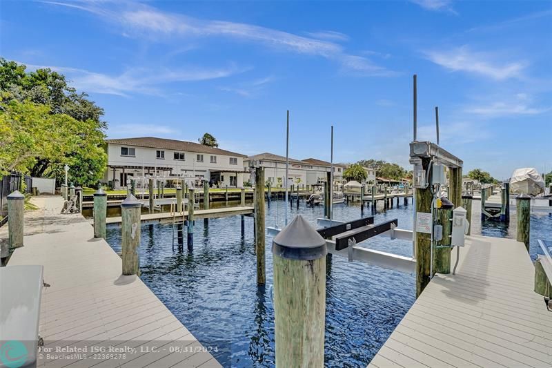 Brand new Hurricane Cat 5 16k boat lift.