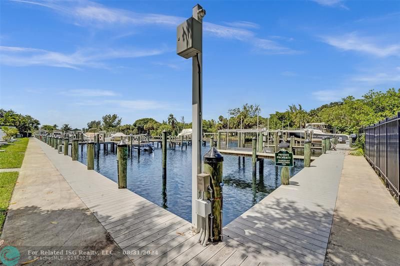 Brand new Hurricane Cat 5 16k boat lift.