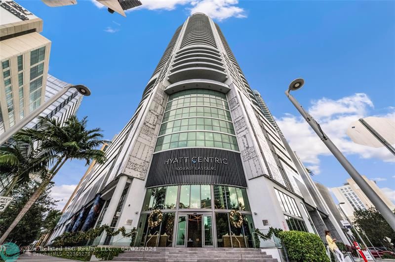 Welcome Home to 100 Las Olas Condos, a statement on Las Olas Blvd! Harborwood Restaurant & Bar right downstairs in your lobby. Plus, Eddie V's in the same building!