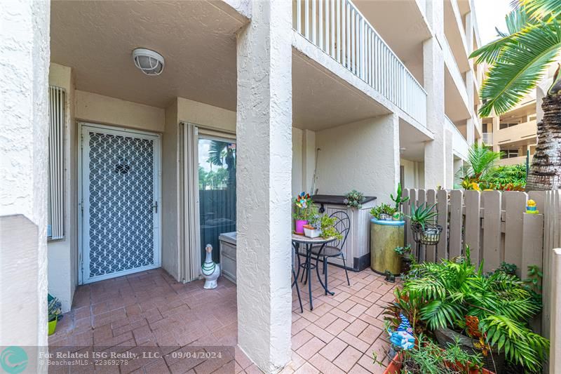 PRIVATE FRONT PATIO