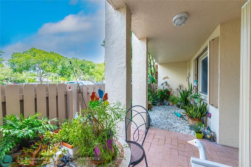 PRIVATE FRONT GARDEN PATIO