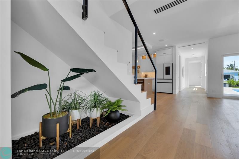 Hallway between entrance and mud room