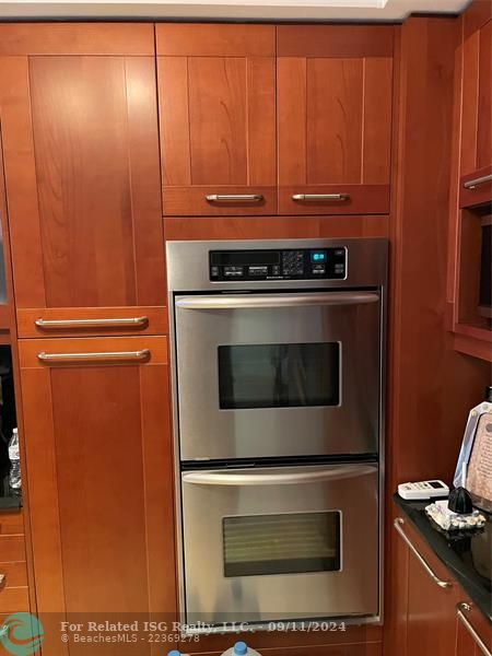 Snaidero Kitchen Cabinets w/SS Double Oven