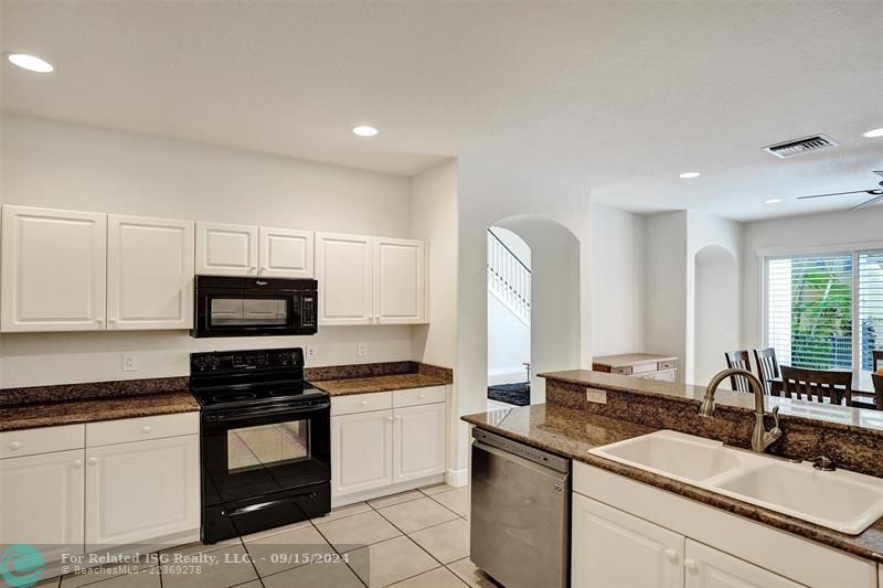 Even the kitchen offers a large open space, making any gathering flow seamlessly.