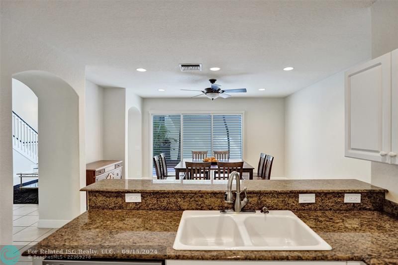 Even the kitchen offers a large open space, making any gathering flow seamlessly.