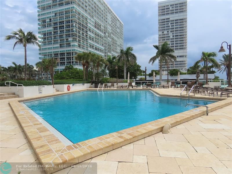 Heated Pool w/ outdoor Kitchen