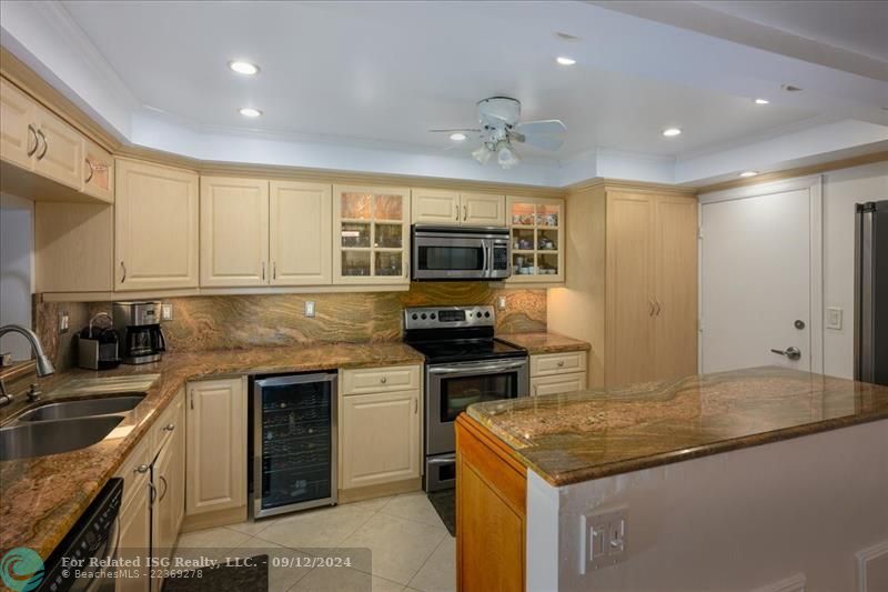 Kitchen includes washer/dryer