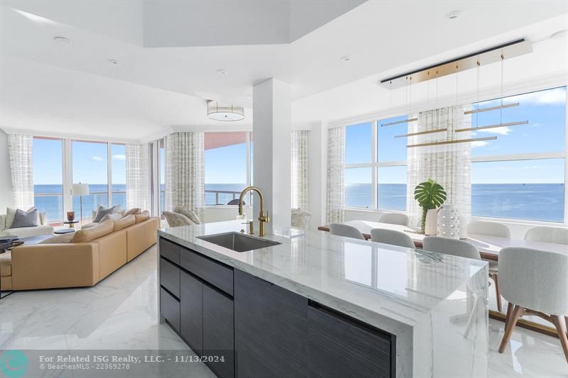 Kitchen Island / Dining Area / Living Room / Direct Ocean